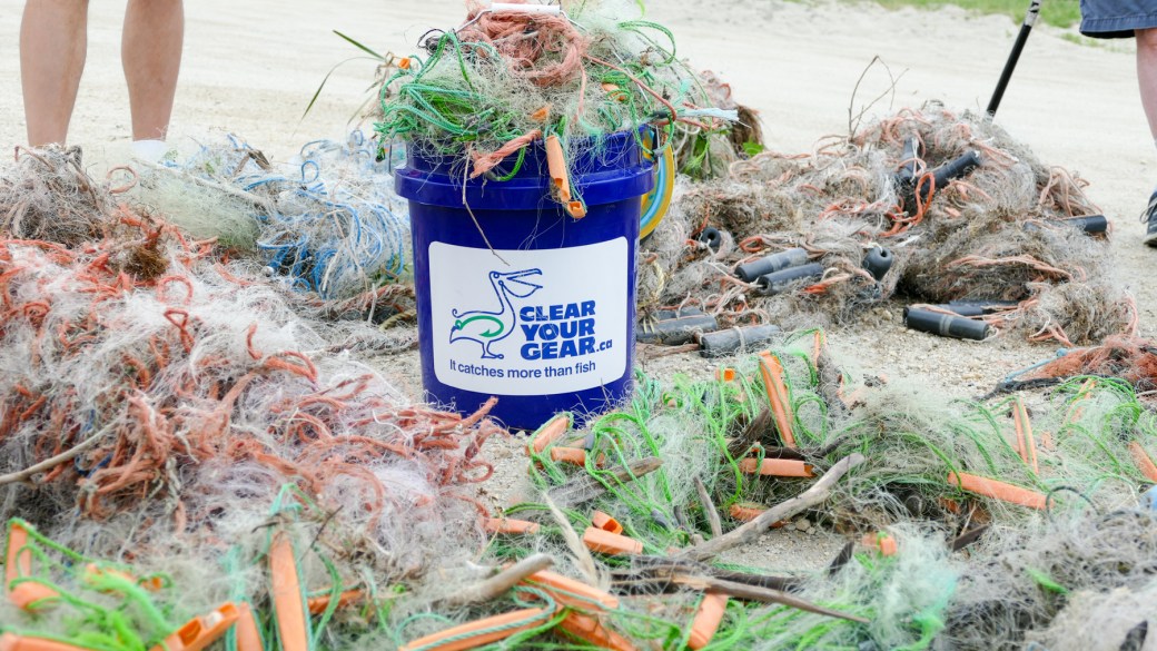 Shoreline cleanup-Lake Manitoba-MB-000-LARGE-CROP-SMALL-Lynnea A Parker-1110633.jpg